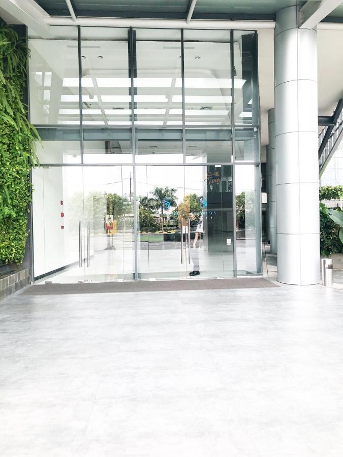 Skysuites Residence スラバヤ エクステリア 写真