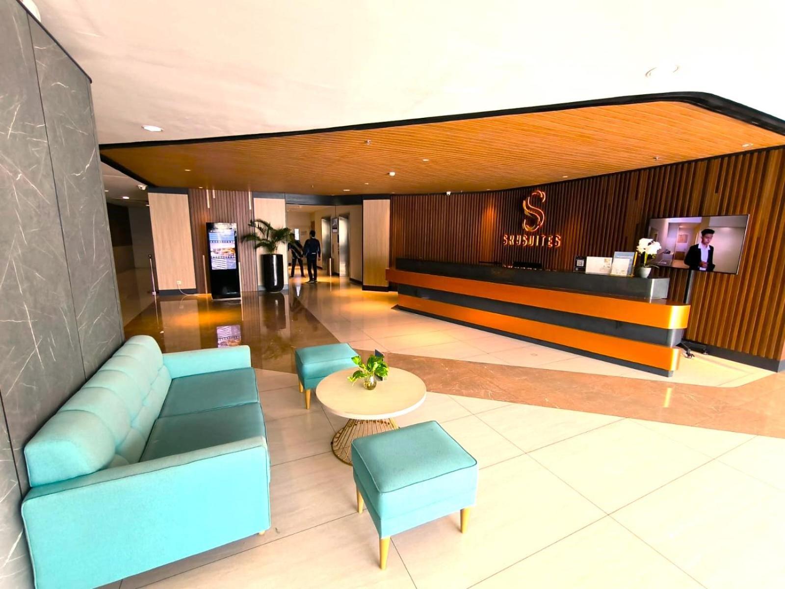 Skysuites Residence スラバヤ エクステリア 写真